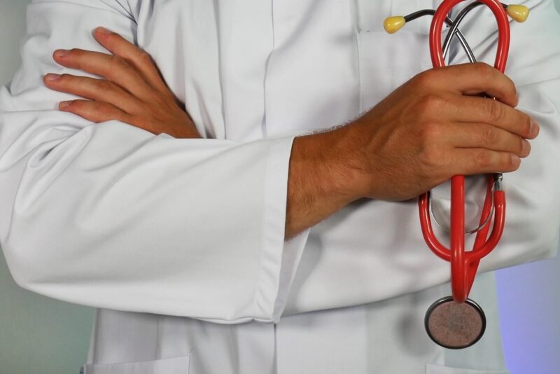 A doctor with a stethoscope, get advice if you experience severe Bacterial Vaginosis symptoms