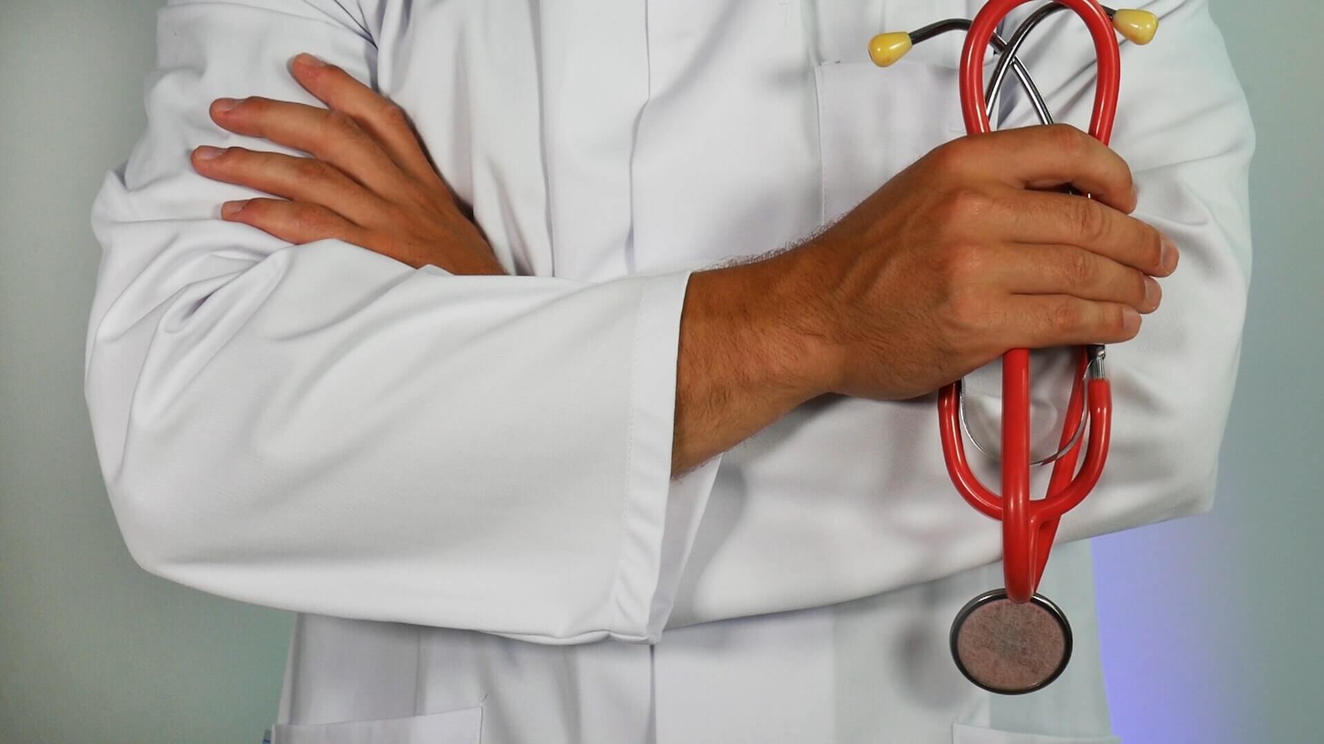 A doctor with a stethoscope, get advice if you experience severe Bacterial Vaginosis symptoms
